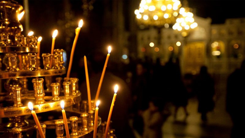 Εκτός εκκλησίας παπάδες και πιστοί που δεν κάνουν εμβόλιο